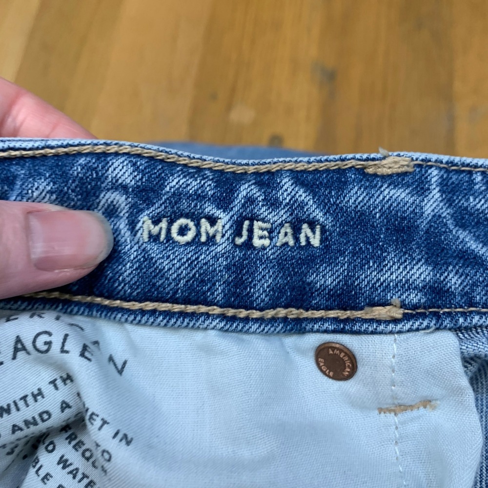 American Eagle Mom Jean Light Wash Distressed High Rise Strigid Denim 10 Long - Picture 7 of 8